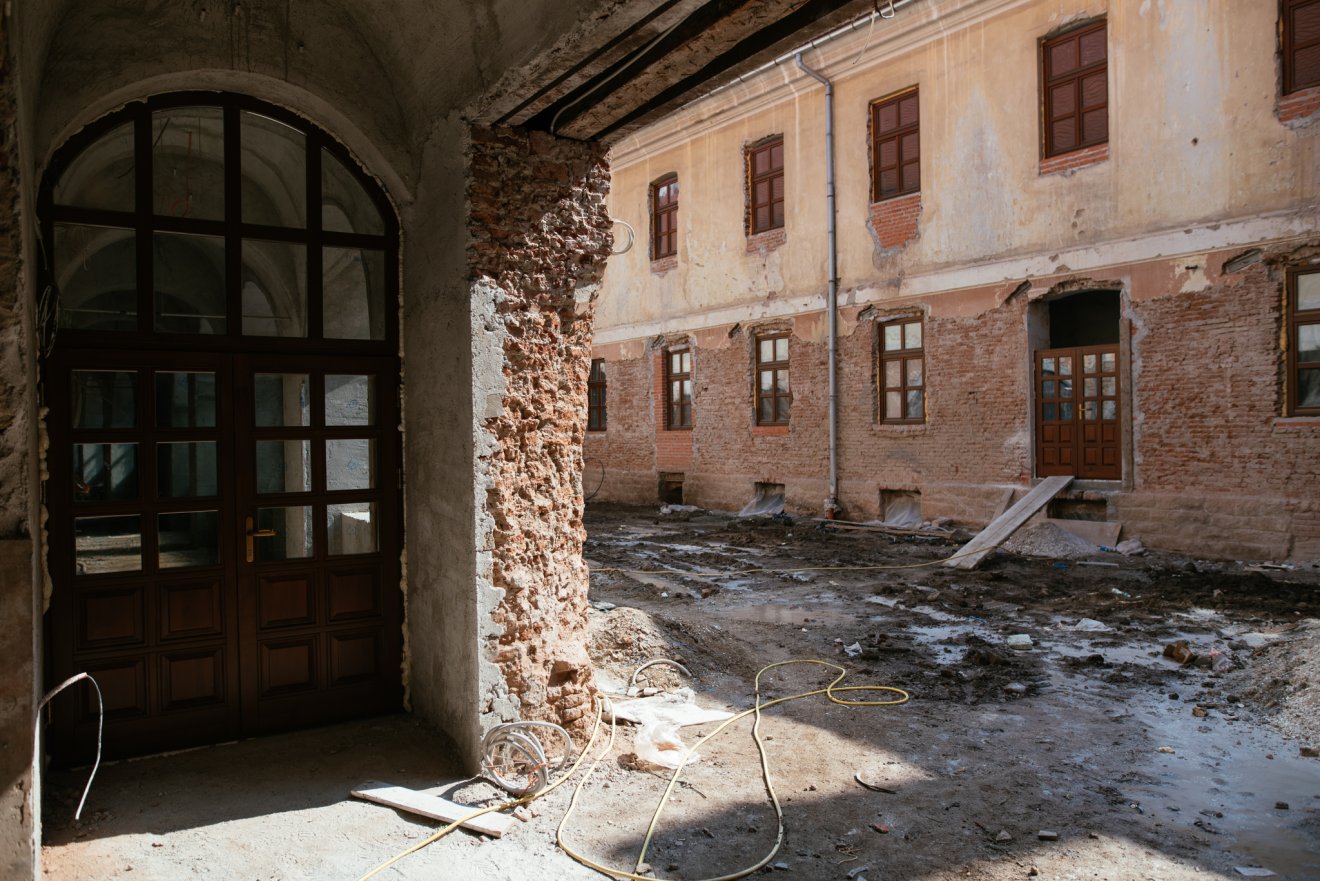 Az 1822 óta álló egykori Székely Katonanevelde épületét teljesen felújítják •  Fotó: Kézdivásárhely Polgármesteri Hivatala