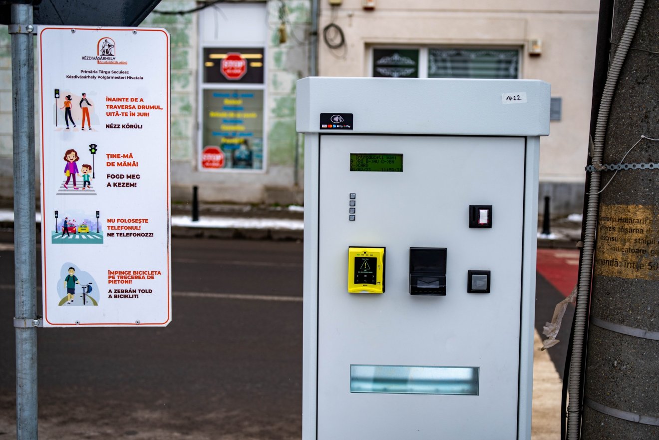 Az új automatáknál applikációval, készpénzzel és érintős bankkártyával egyaránt lehet fizetni parkolási díjat Kézdivásárhelyen •  Fotó: Kézdivásárhely önkormányzata