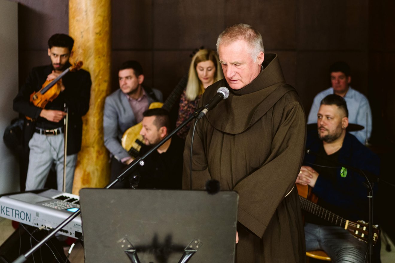Böjte Csaba ferences szerzetes a győri szentmisén •  Fotó: Tamás Olivér személyes archívuma