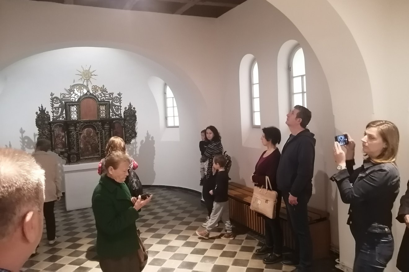 A Kós Károly nevét viselő teremben a zabolai szárnyasoltárnál ezután meg is esketik a fiatal párokat, ha azok szeretnék itt kimondani a boldogító igent •  Fotó: Bodor Tünde