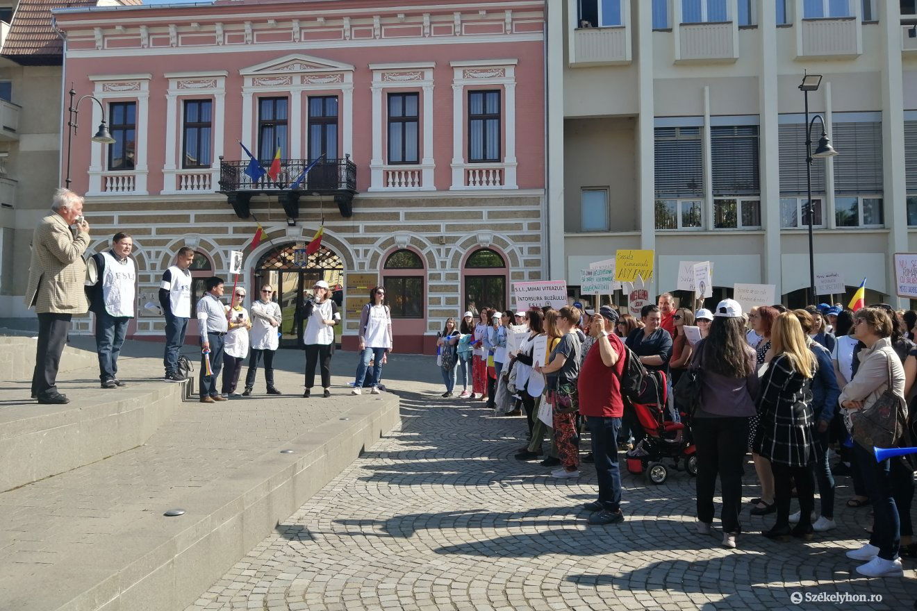Tüntetés kedden a Kovászna megyei prefektúra előtt. Kitartanak követeléseik mellett az oktatásban dolgozók •  Fotó: Bodor Tünde