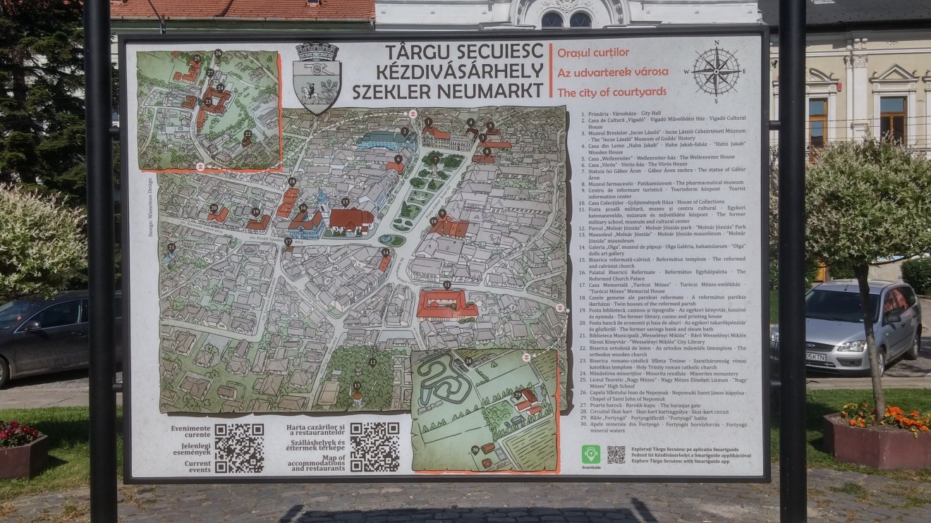 A városközpontban a korábbi hírességek csarnoka helyére állították a térképet •  Fotó: Daczó Hodor Barna