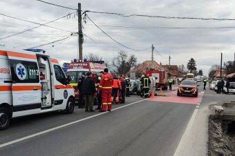 Három autó ütközött, egyik az oldalára borult