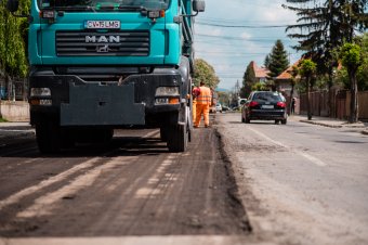 Új kopóréteg kerül Kézdivásárhely egyik legforgalmasabb útszakaszára