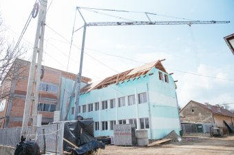 Látványos a kézdivásárhelyi kórház járóbeteg-rendelőjének felújítása, de itt még nem lehet megállni