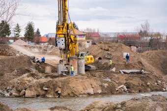 „Egyik kezünkkel védekezünk, a másikkal építkezünk”