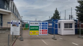Magasnyomású vízborotvával tisztítják a meglévő alapot