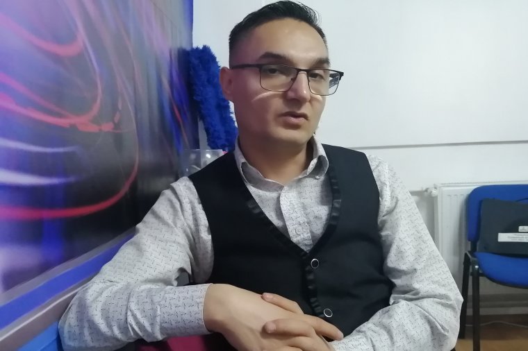 Árván és névtelenül indult, ma rádiós műsorvezető és magánvállalkozó