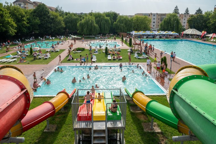 Tízezerrel kevesebben strandoltak az idén Sepsiszentgyörgyön – ruhás fürdőzők okoztak felfordulást