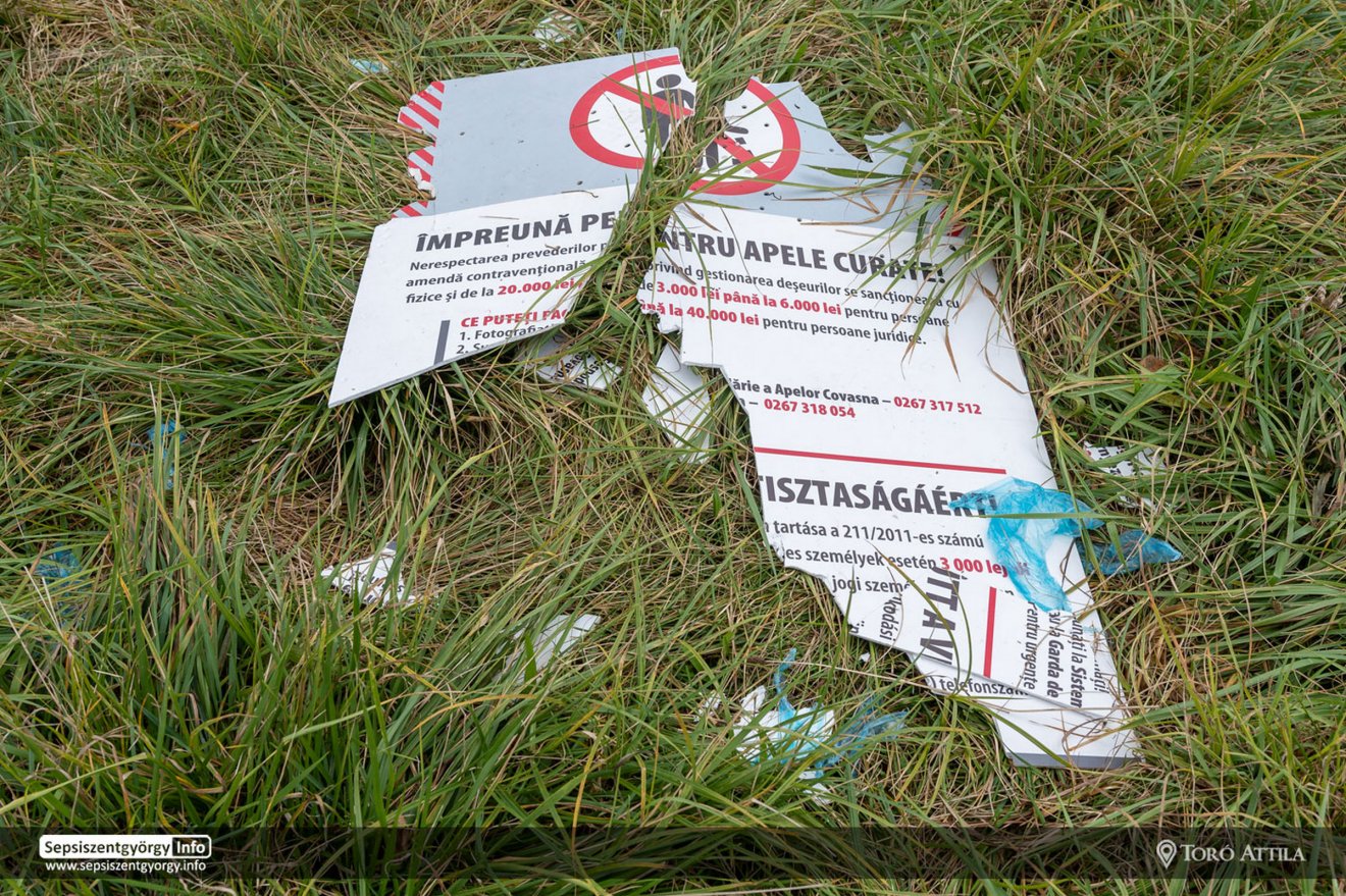 Az Olt-parti szemetelést tiltó táblákból is szemét lett időközben •  Fotó: Toró Attila
