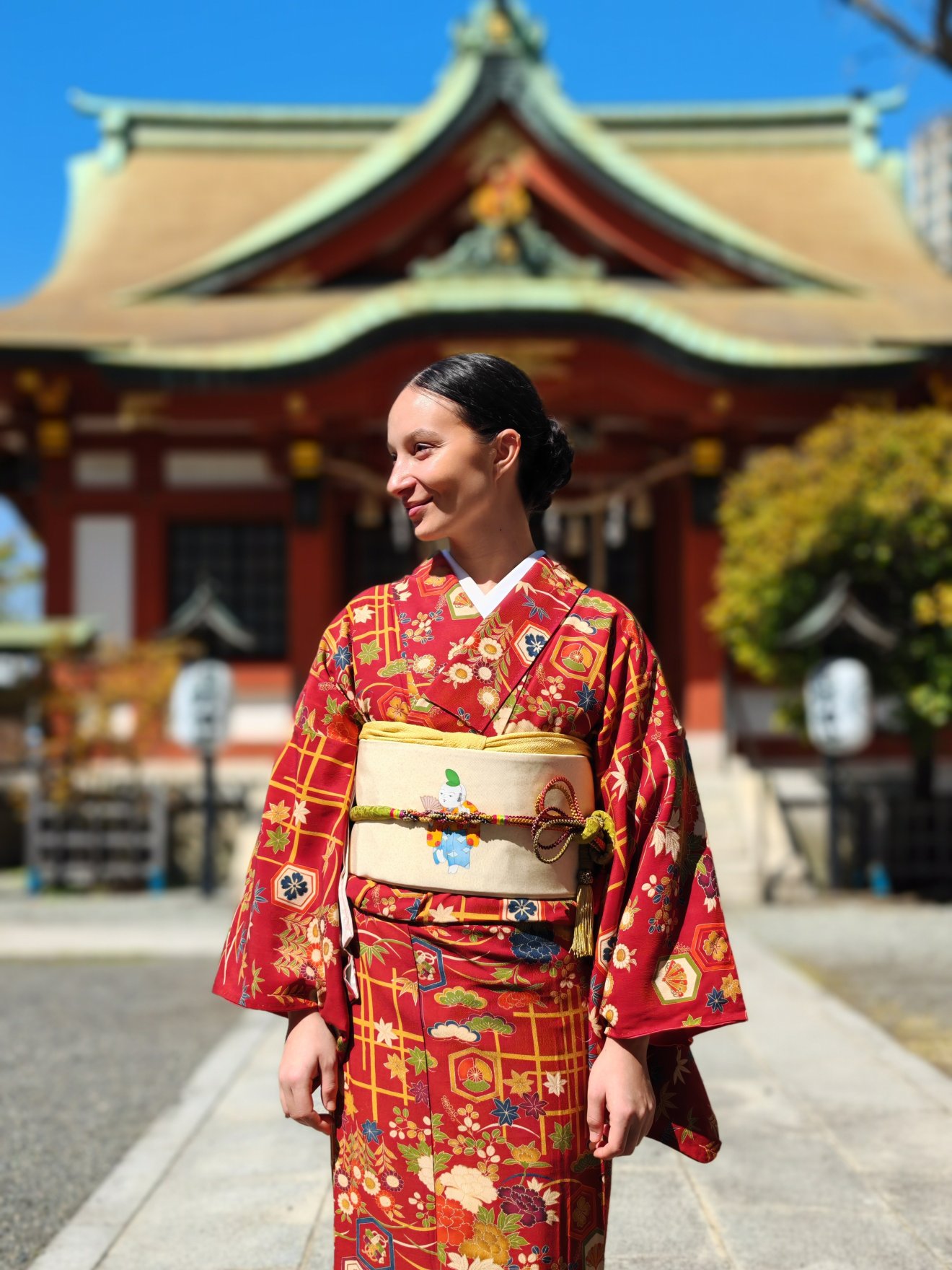 Ádám Julcsi tradicionális japán kimonóban egy yokohamai szentélyben •  Fotó: Melles Endre