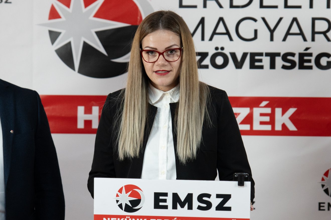 Kádár Imola arról beszélt, hogy elkezdték a támogató aláírások gyűjtését a város több pontján •  Fotó: Tuchiluș Alex