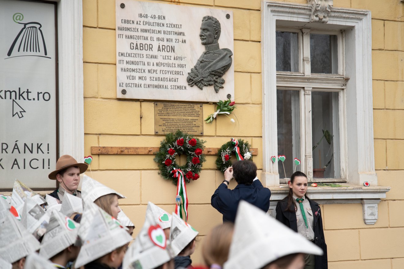 A hős emlékezete. Gábor Áron sepsiszentgyörgyi emléktábláját idén március 15-én is megkoszorúzták •  Fotó: Tuchiluș Alex