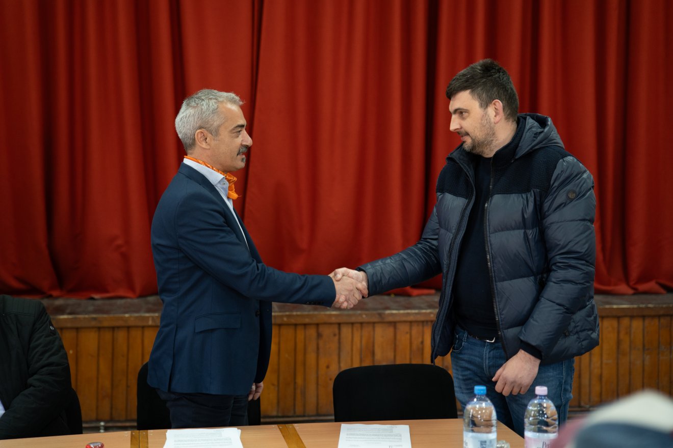 A zökkenőmentes együttműködés jegyében ráztak kezet •  Fotó: Tuchiluș Alex