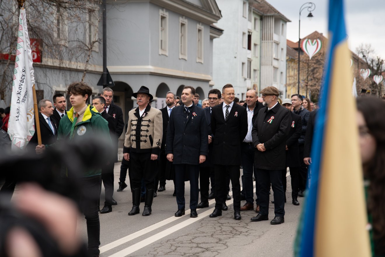 A klasszikus, fekete-fehér öltözék és a hagyományos viselet is jó választás •  Fotó: Tuchiluș Alex