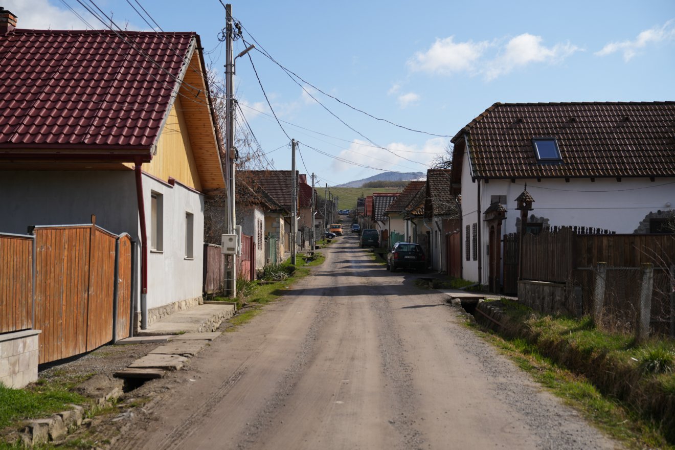 3,5 kilométer hosszú utat korszerűsítenek Mikóújfaluban •  Fotó: Tuchiluș Alex