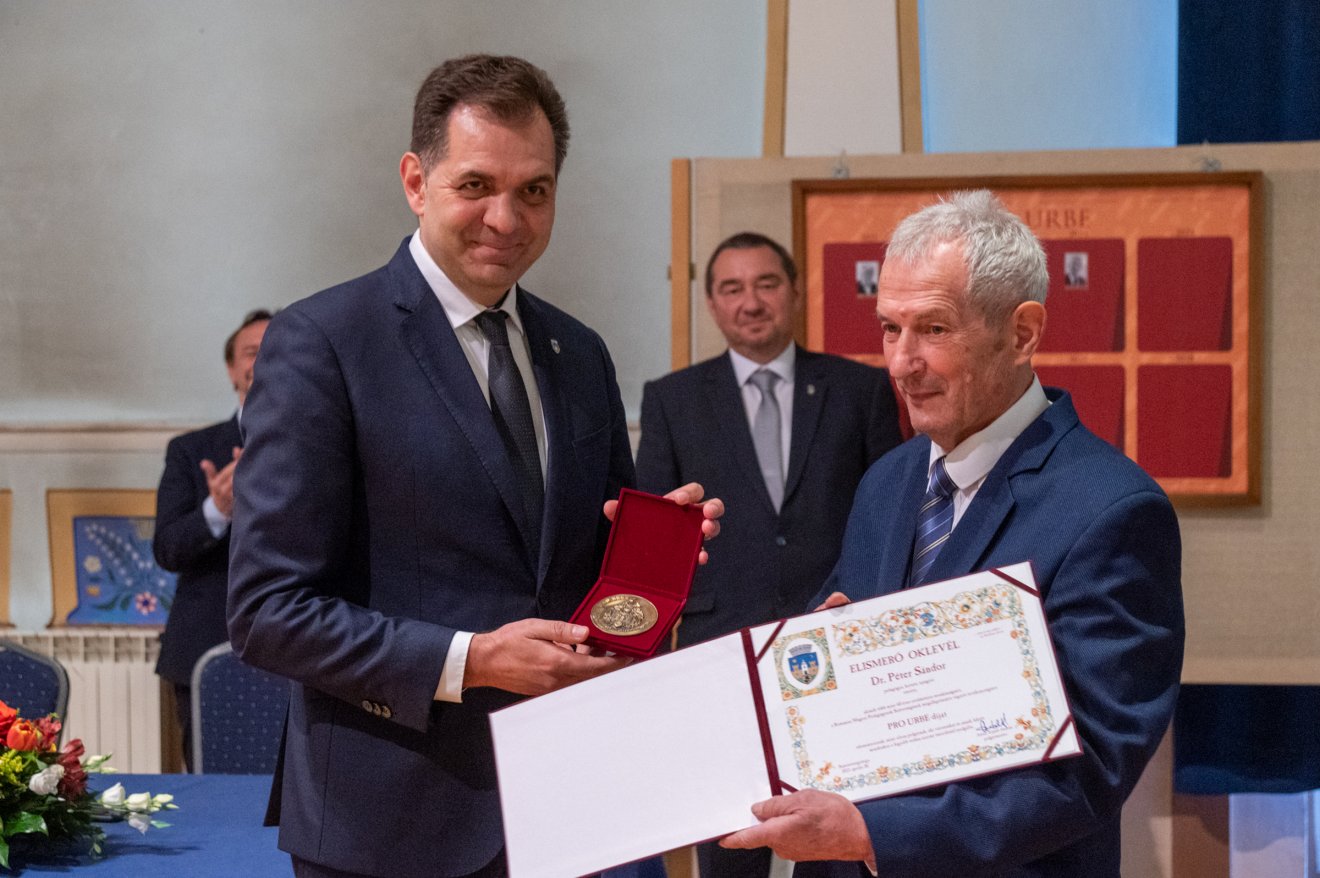 2023-ban Péter Sándor nyugalmazott magyar szakos tanár vehette át a kitüntetést •  Fotó: Sepsiszentgyörgy Önkormányzata/Facebook