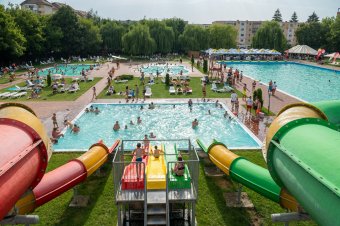 Tízezerrel kevesebben strandoltak az idén Sepsiszentgyörgyön – ruhás fürdőzők okoztak felfordulást