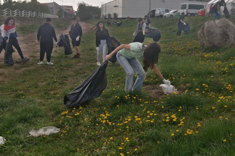Sokan tartották fontosnak, hogy megtisztítsák a szeméttől az Olt partját