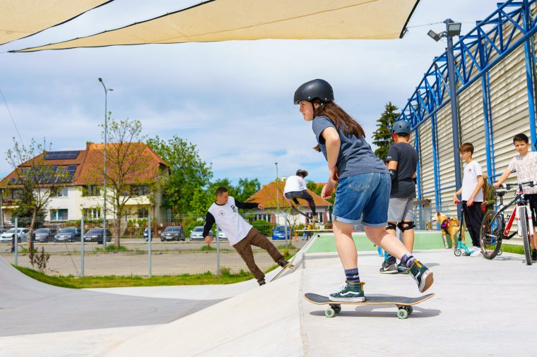 Mágnesként vonzza a gyerekeket és fiatalokat Sepsiszentgyörgy új skateparkja