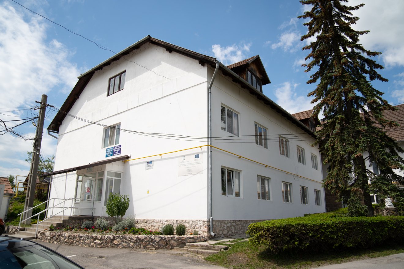 Következik a jelenlegi járóbeteg-rendelő és belgyógyászat épületének energetikai felújítása •  Fotó: Tuchiluș Alex