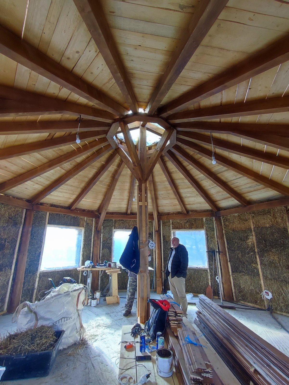 Kőröspatakon egy reciprokális tetejű szalmabálaház épül &bullet;  Fotó: Bodor Attila