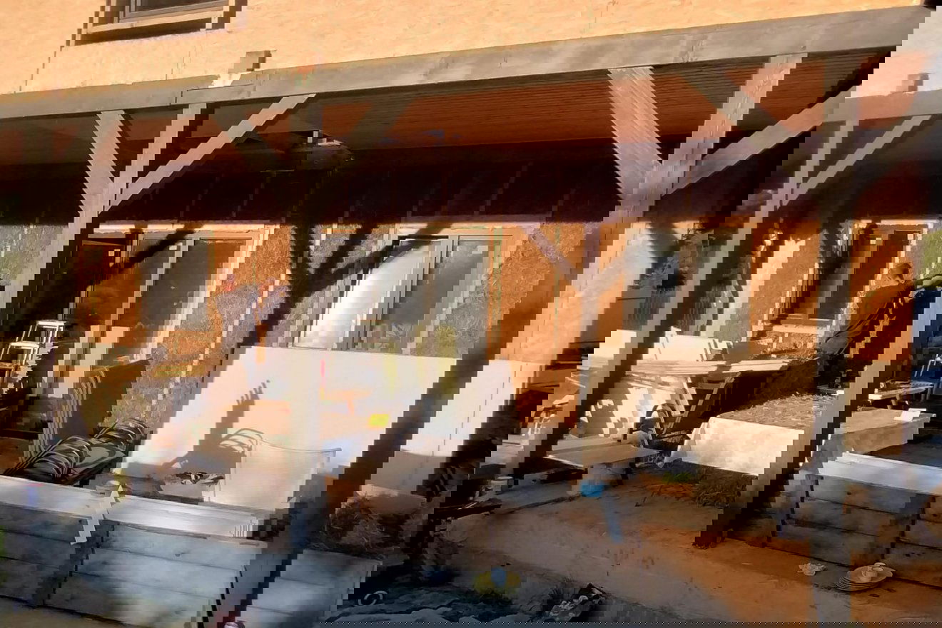 Egy Sepsiszentgyörgyön épülő hibrid szalmabálaház, ahol a falakat bálákból rakták, de a külső burkoláshoz modern anyagokat is felhasználtak &bullet;  Fotó: Bodor Attila