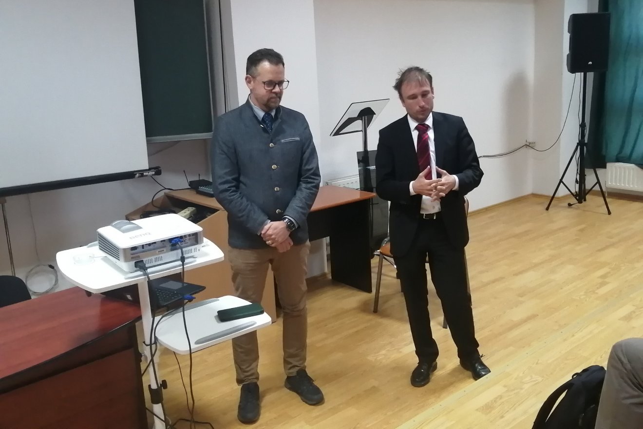 Ernst Roets és Jeney János. Mint Sepsiszentgyörgyön kifejtették: a búrok nagy nyomás alatt vannak •  Fotó: Bodor Tünde