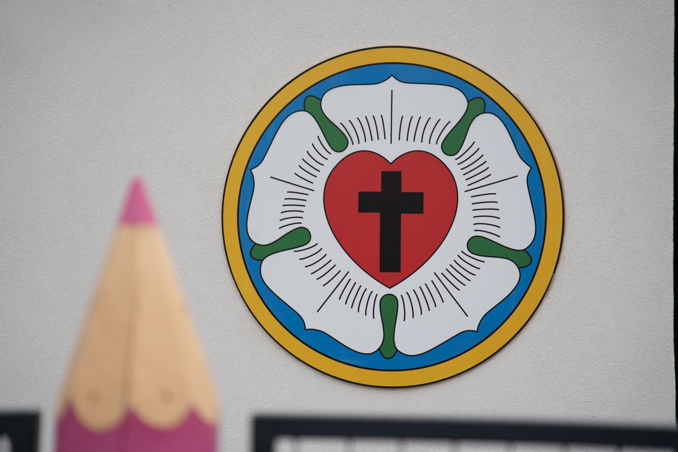 Az evangélikus egyház jelképe, a Luther-rózsa •  Fotó: Tuchiluș Alex
