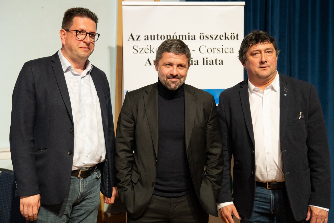 Vincze Lóránt, Jean-Félix Acquaviva és Kulcsár-Terza József vitatták meg az önrendelkezés jelentőségét •  Fotó: Tuchiluș Alex