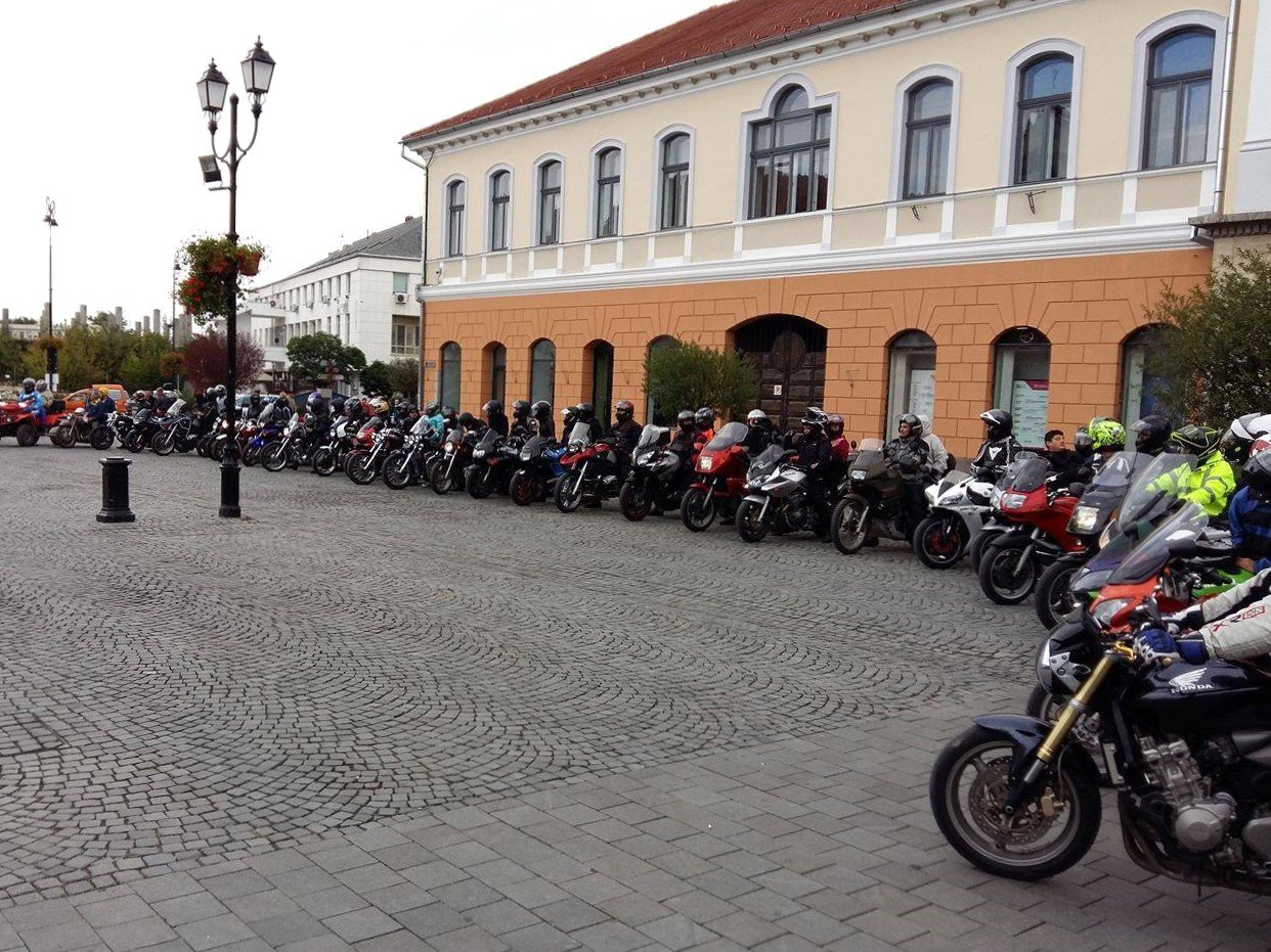A motoros csapat a Bodok szálló parkolójában gyülekezik szombaton délelőtt •  Fotó: Szánthó Zoltán