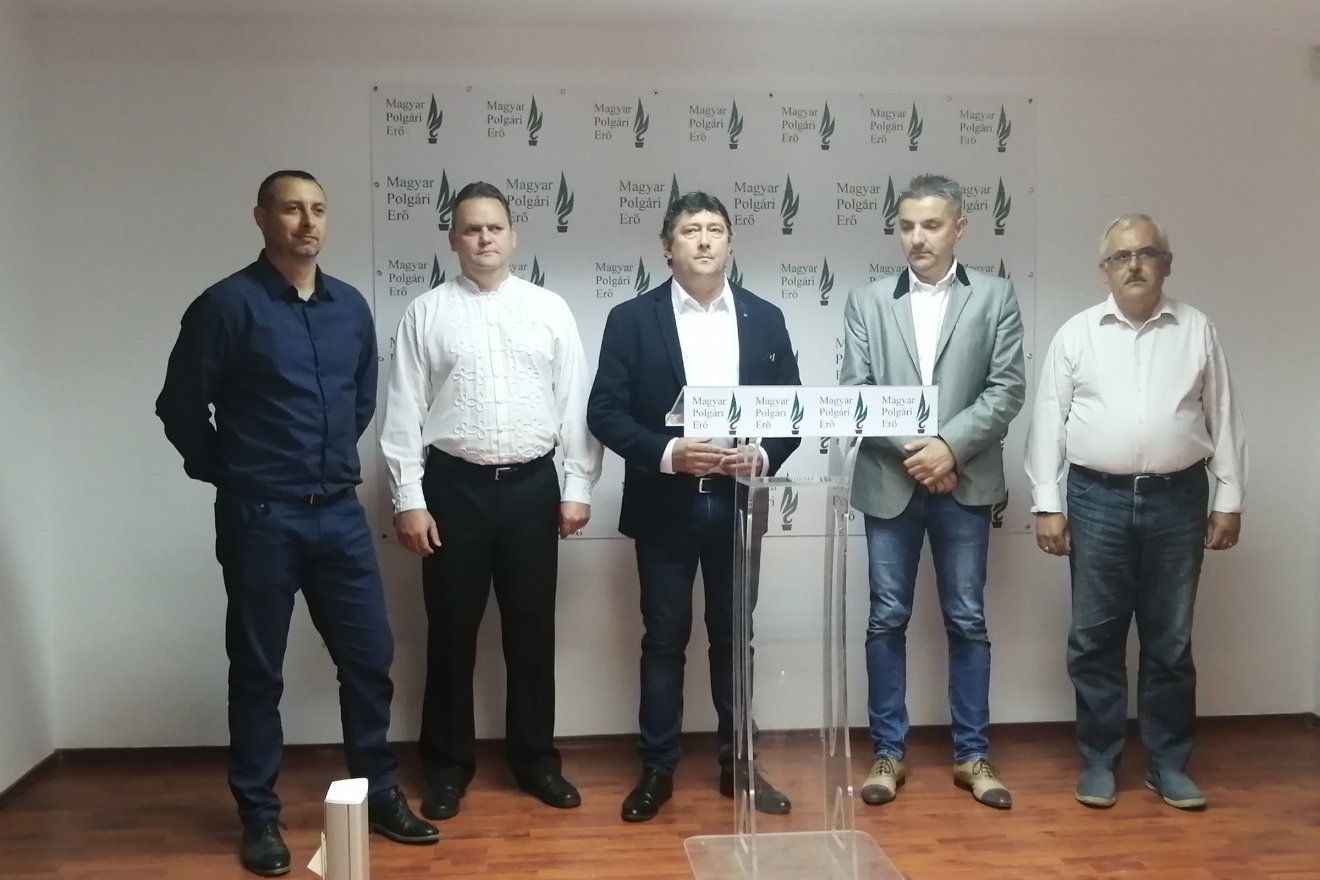 A képen balról jobbra: Kurtuly István és Nagy Gábor Levente tanácsosjelöltek, Kulcsár-Terza József, Erőss Bulcsú, Miklós András •  Fotó: Bodor Tünde