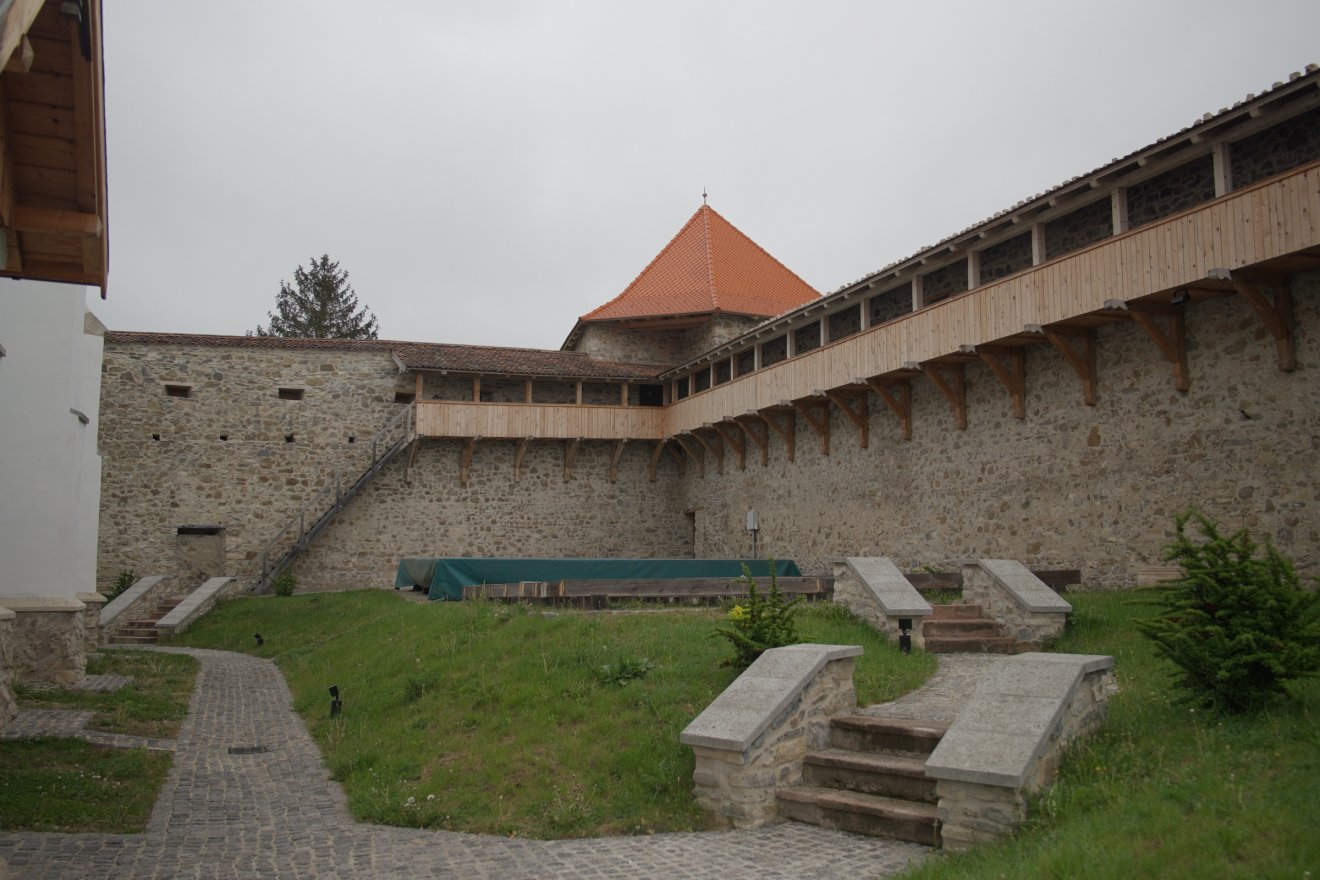 A szeptemberben megrendezendő Várfesztiválnak is otthon ad a templomudvar •  Fotó: Tuchiluș Alex