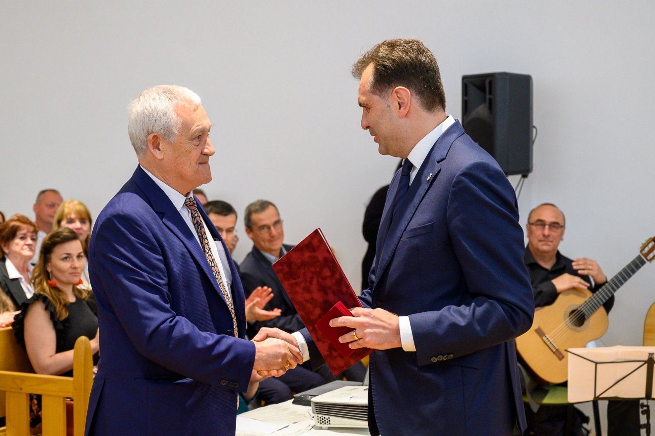 Jánó Mihály művészettörténész a Szent György szobrokról szóló kis tanulmánnyal közvetítette mondanivalóját •  Fotó: Sepsiszentgyörgy Önkormányzata