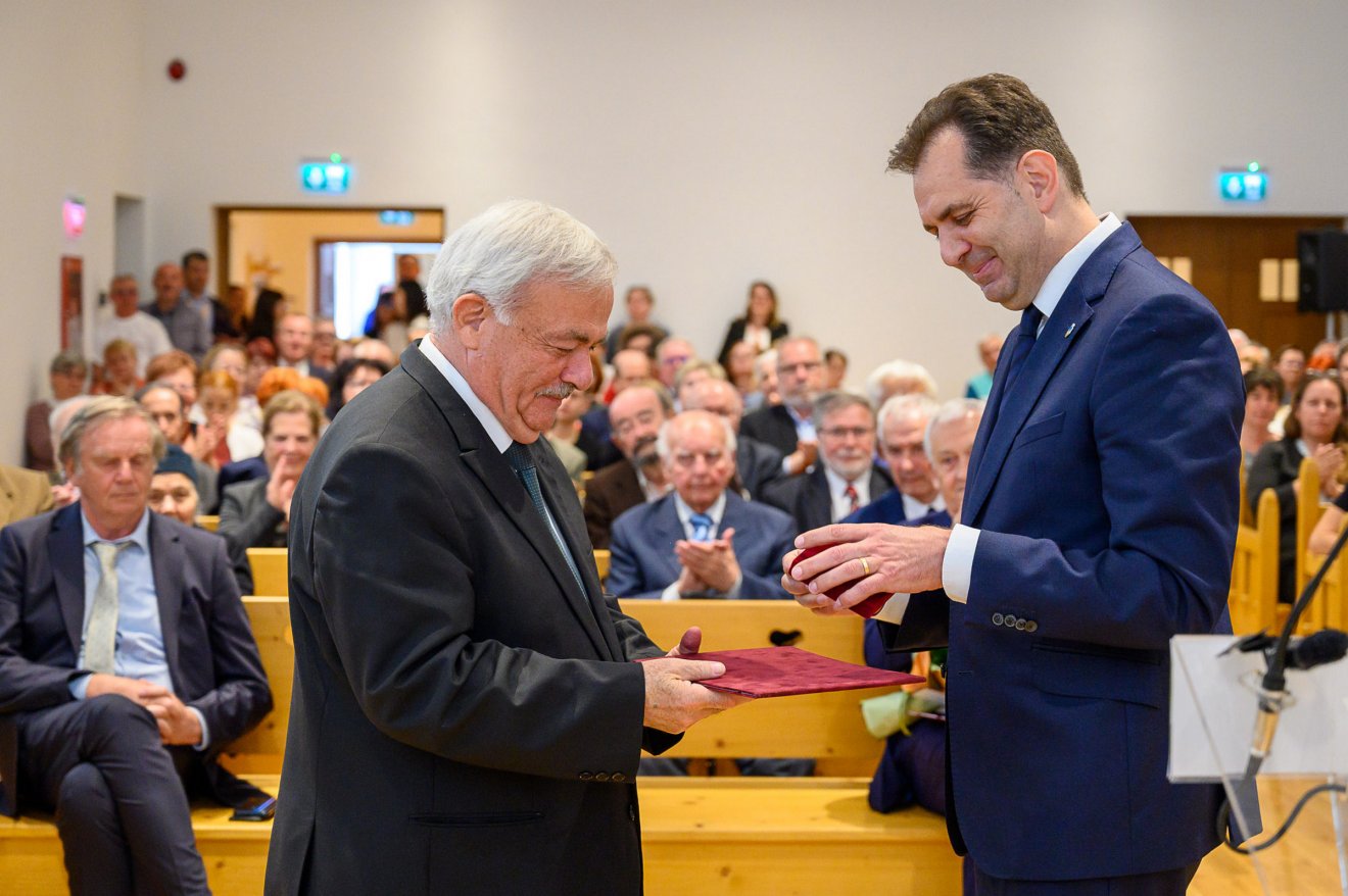 Kató Béla püspök a díj átvetelekor •  Fotó: Sepsiszentgyörgy Önkormányzata