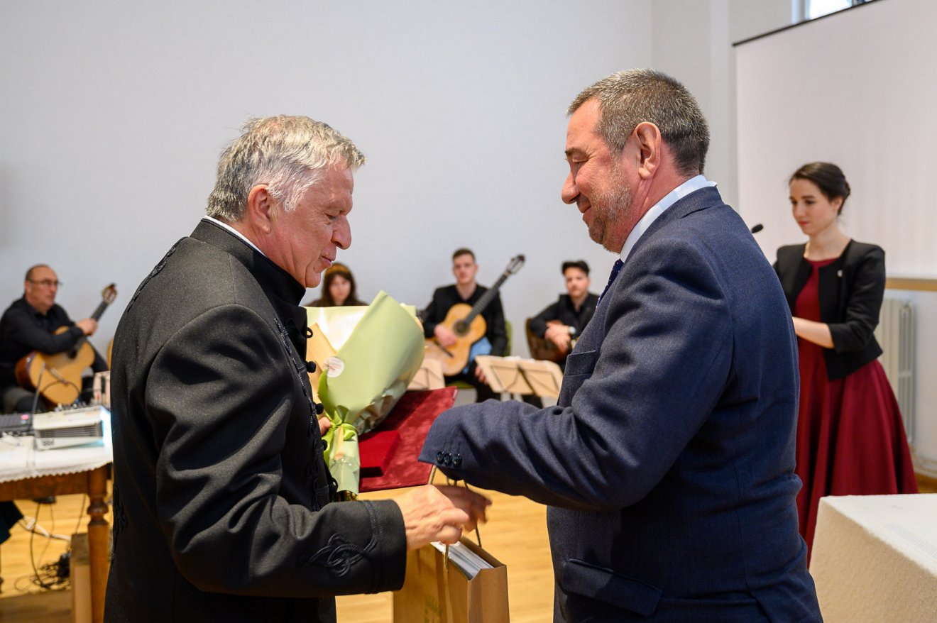 Puskás Bálint Zoltánnak gratulál Tóth Birtan Csaba alpolgármester •  Fotó: Sepsiszentgyörgy Önkormányzata