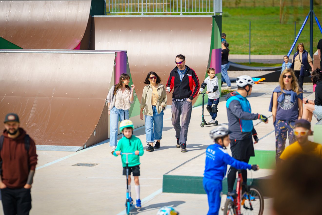Sokan voltak kiváncsiak a skate-parkra a megnyitó napján •  Fotó: Sepsiszentgyörgy Önkormányzata/Facebook