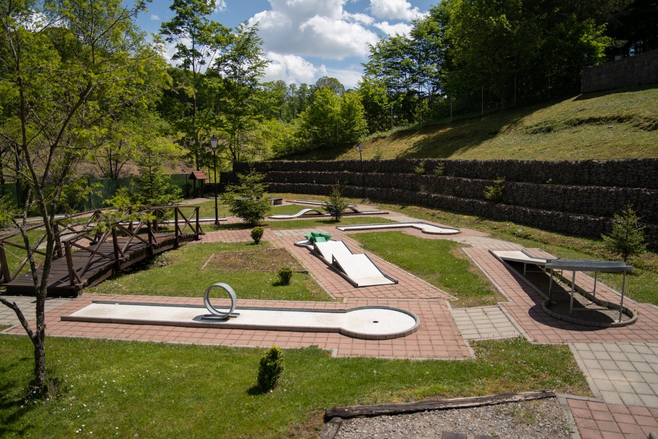 A minigolf-pályán közel húsz akadály „izzasztja” meg a játékosokat •  Fotó: Tuchiluș Alex
