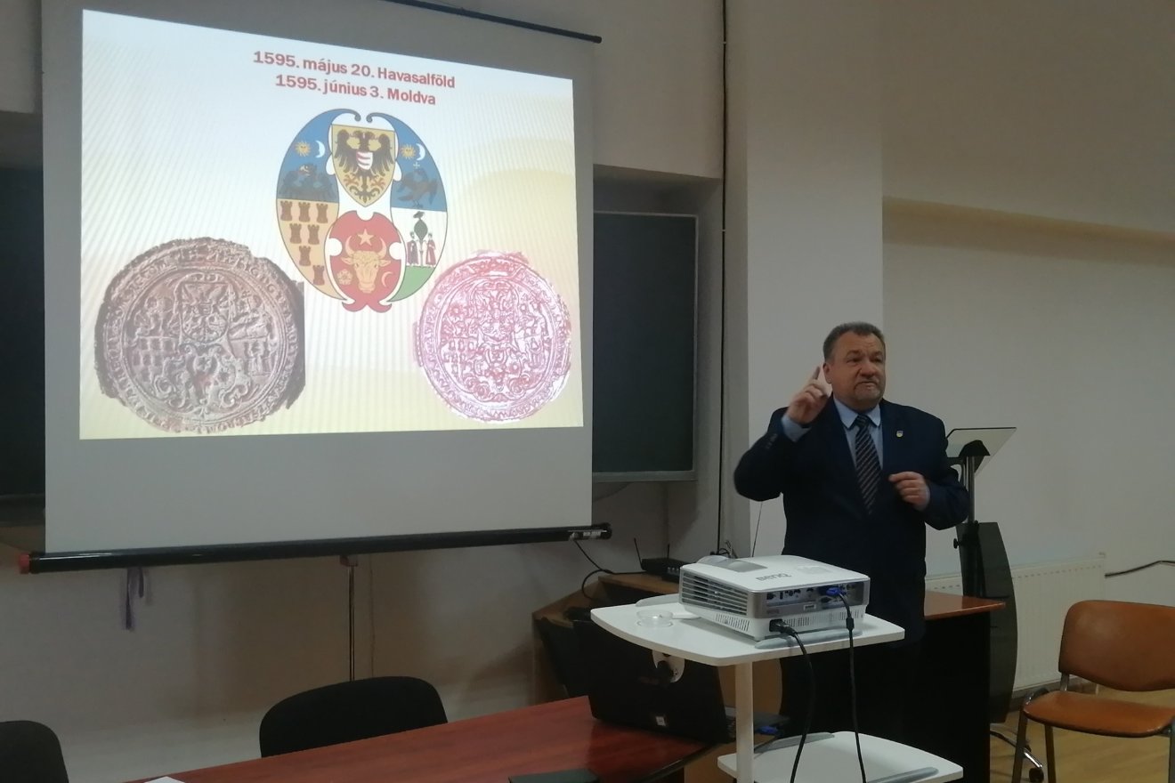 Szekeres Attila heraldikus a székely jelképekről és a székelység címerénak kialakulásáról beszélt •  Fotó: Bodor Tünde