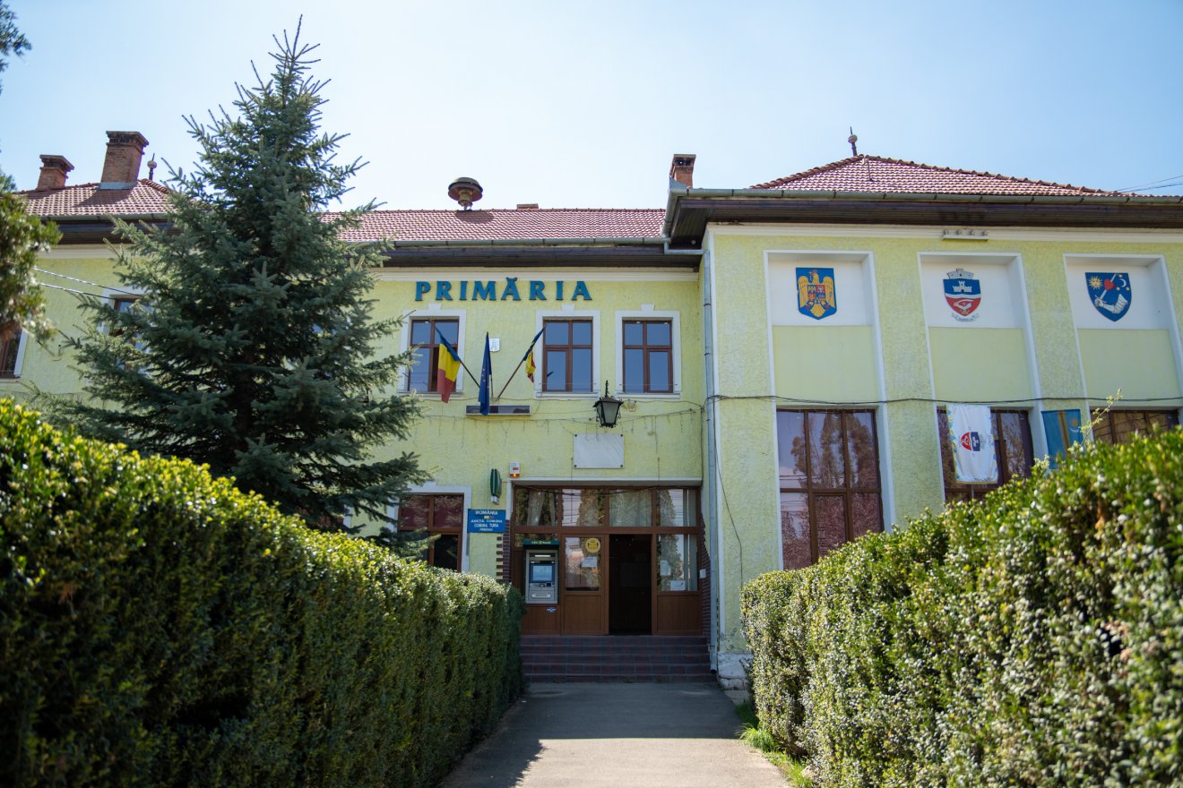 Tovább szépítik a községházát és kultúrotthont befogadó épületet •  Fotó: Tuchiluș Alex
