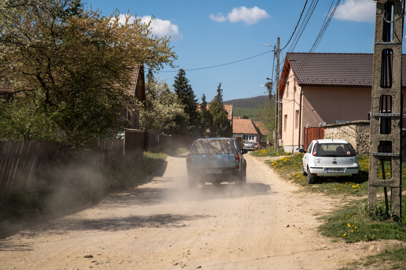 A Volál falurészen is aszfalt váltja a port •  Fotó: Tuchiluș Alex