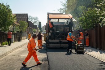 Kopóréteg, majd egyirányúsítás a kézdivásárhelyi Mihai Eminescu utcában