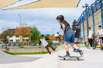 Mágnesként vonzza a gyerekeket és fiatalokat Sepsiszentgyörgy új skateparkja