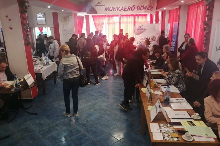 Már a kutyasétáltatással, vasalással is lehet munkarégiséget szerezni, de azért a hagyományos munkahely a biztos