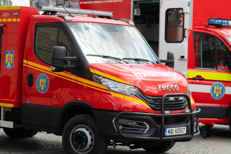 Egy személy életét vesztette, többen megsérültek, amikor belerohant egy kamion egy kisbuszba az A4-es autópályán