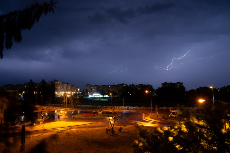 Erős széllökések által kísért záporok várhatók több erdélyi megyében