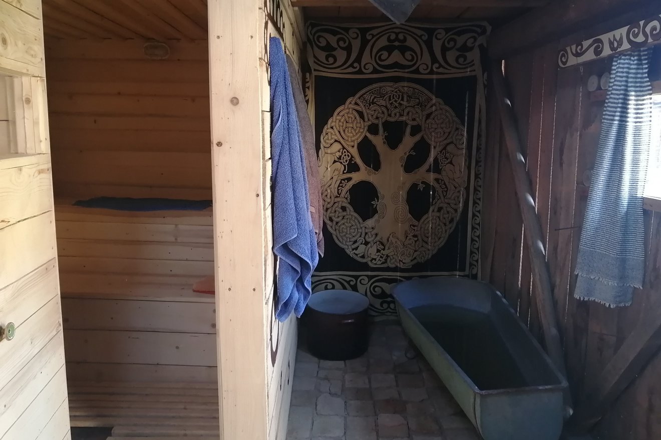 A nyári konyhából szauna lett, a régi kád a csobbanó •  Fotó: Bodor Tünde