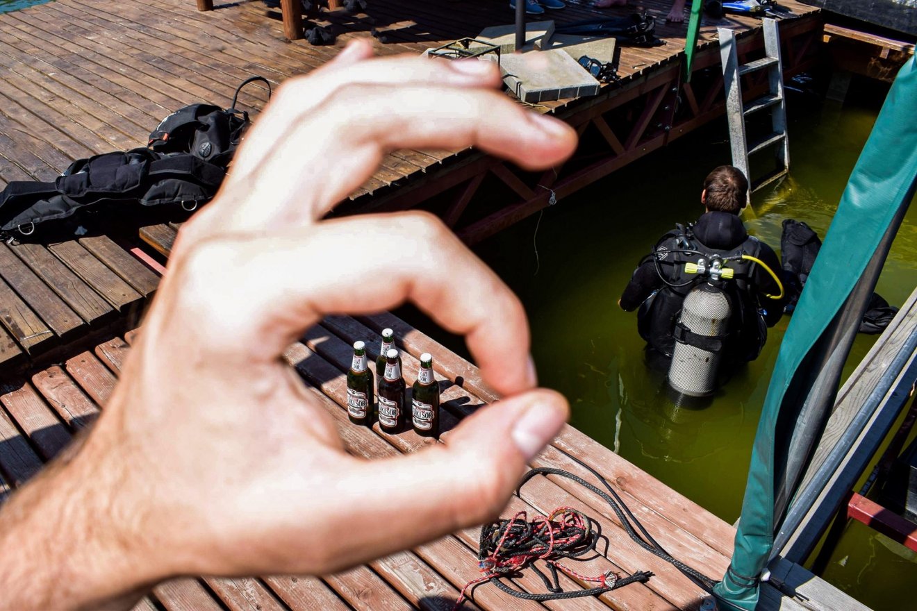 A tó mélyén található söröket a kezdők a felszínen, a tapasztaltak már a vízben is fogyaszthatják •  Fotó: My Lake Facebook-oldala