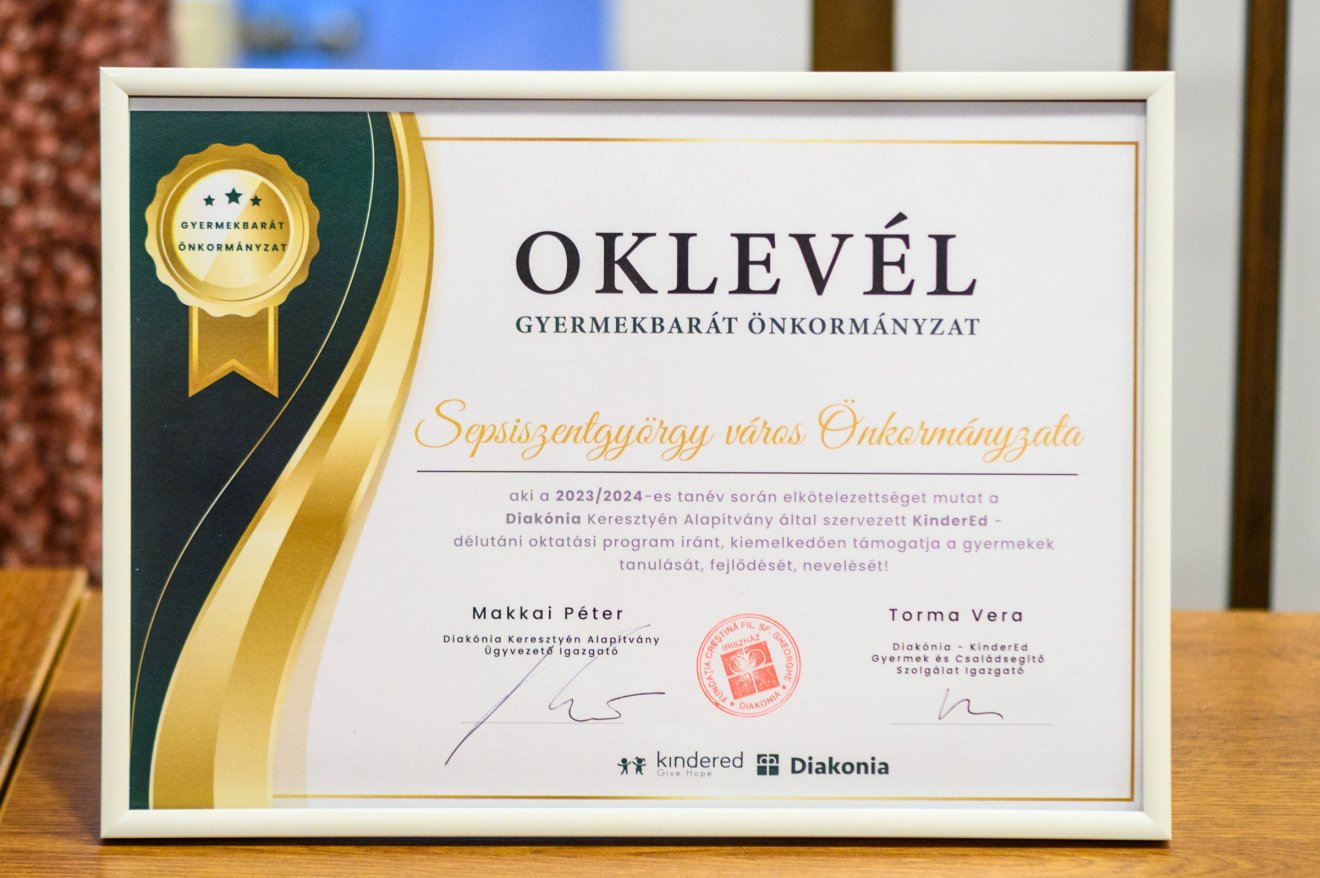 Sepsiszentgyörgy figyelmet és pénzt is fordít a szociális szervezetekre, ezért kapta e diplomát a Diakónia Alapítványtól •  Fotó: Bodor Tünde