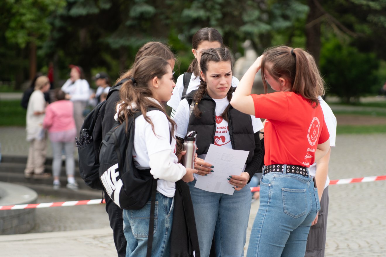 Megbeszélik, elismétlik a kérdéseket, így  rögzül a tudás •  Fotó: Farkas Orsolya